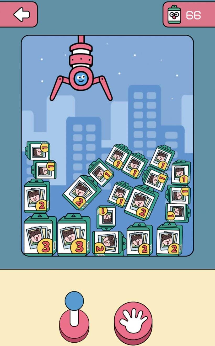 Isang screenshot ng Kacacaca na nagpapakita ng isang malaking pagkakahawak na claw na kumukuha ng mga premyo sa pamamagitan ng isang larawan ng claw-machine